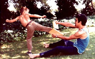 Illustration for article titled Las últimas horas del hijo de Bruce Lee, el accidentado rodaje de El Cuervo que acabó con su vida